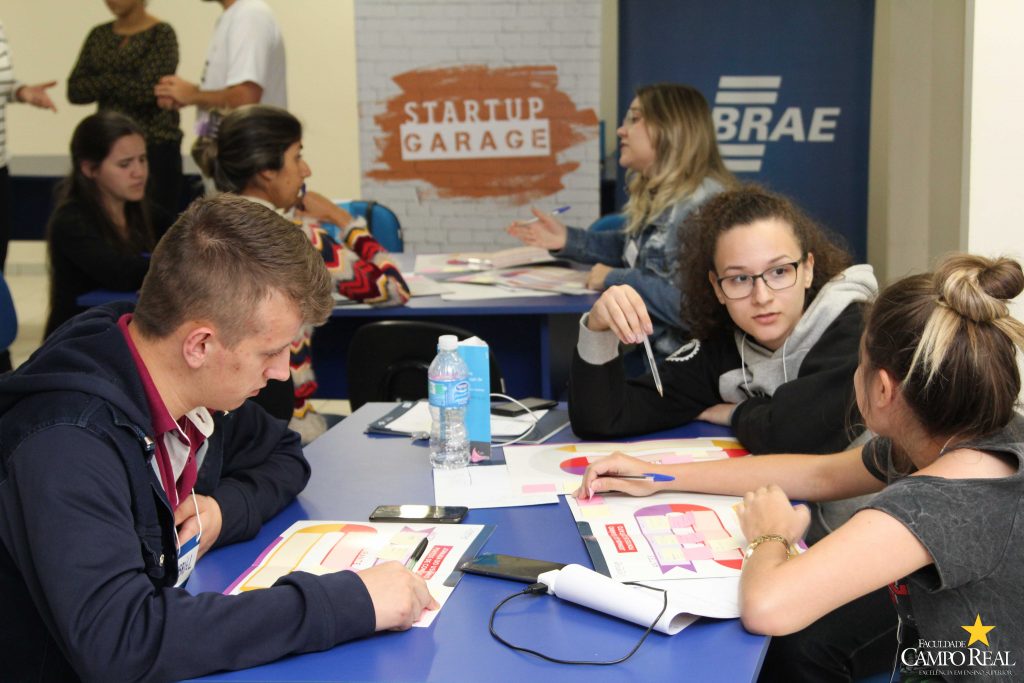 Acadêmicos do curso de Administração da Campo Real em atividade