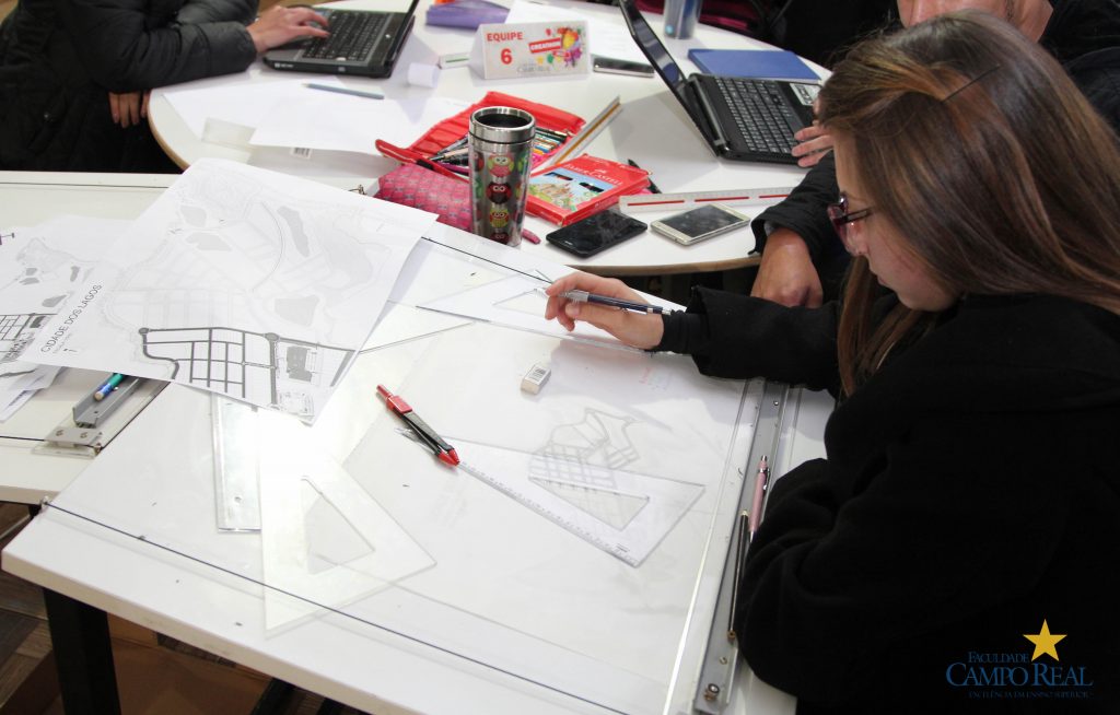 Foto de aluna do curso de Arquitetura e Urbanismo da Campo Real realizando projeto