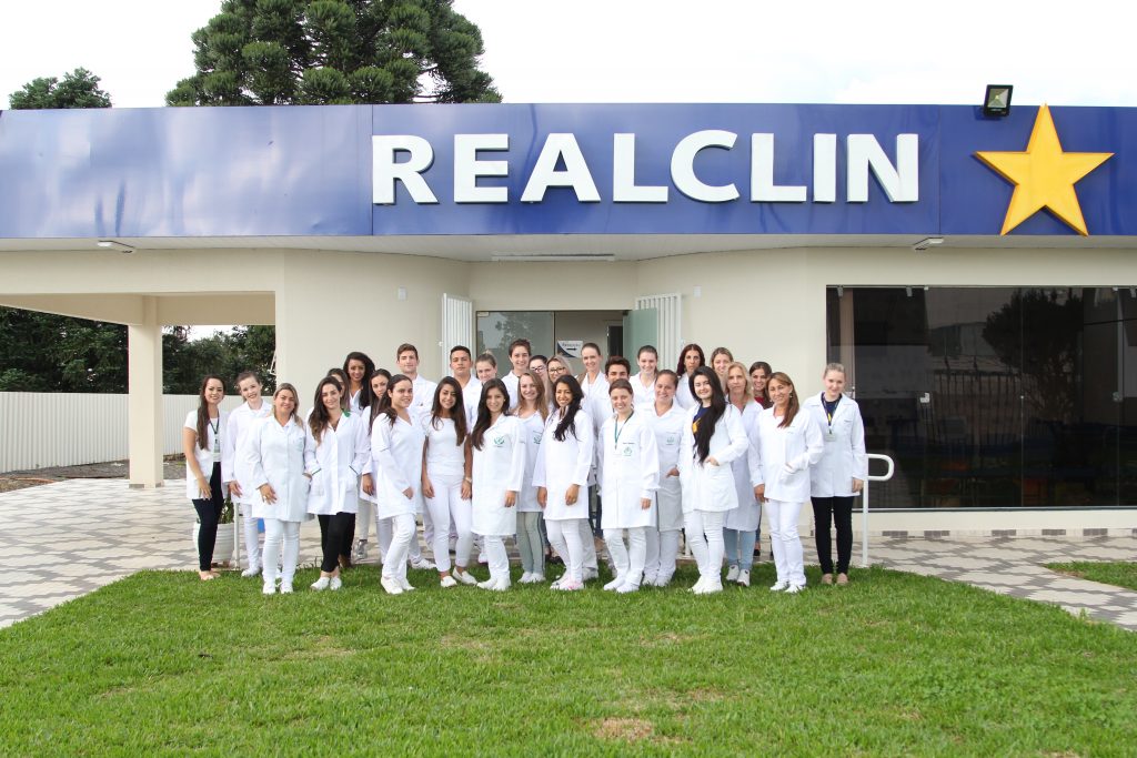 Foto de acadêmicos em frente a RealClin
