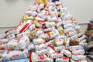 Campo Real entrega mais de 4 toneladas de alimentos para instituições de caridade