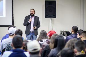 Acadêmicos participam de palestra sobre inteligência artificial