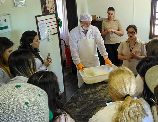 Acadêmicos realizam visita técnica no Laticínio Anila