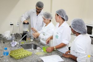 Acadêmicos de Nutrição desenvolvem práticas de alimentação coletiva