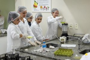 Acadêmicos de Nutrição desenvolvem práticas de alimentação coletiva