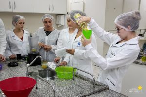 Acadêmicos de Nutrição desenvolvem práticas de alimentação coletiva
