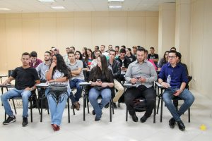Acadêmicos de Administração visitam Shopping Cidade dos Lagos