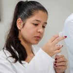 Acadêmicos de Medicina realizam prática de aplicação de injeção