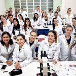 Biomedicina promove aula prática de biologia celular