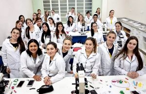 Biomedicina promove aula prática de biologia celular