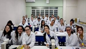 Biomedicina promove aula prática de biologia celular