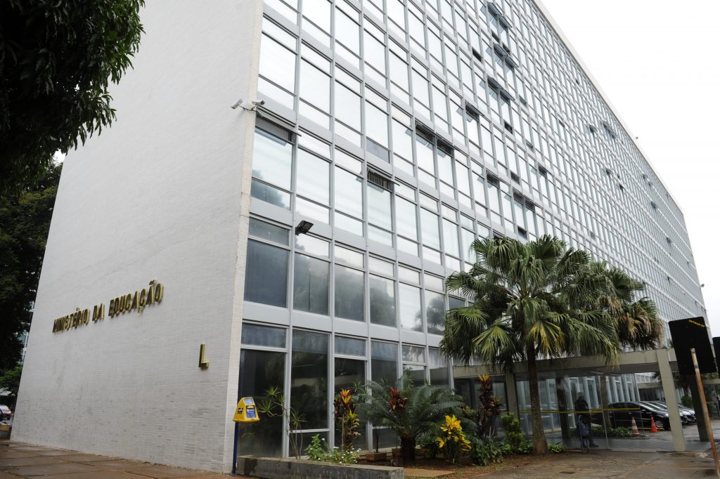 Conselho que barra registro de formados em EAD ganha ação na Justiça