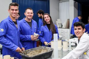 Engenharia Civil desenvolve atividade de resistência de concreto