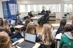Acadêmicos de Direito participam de audiência simulada