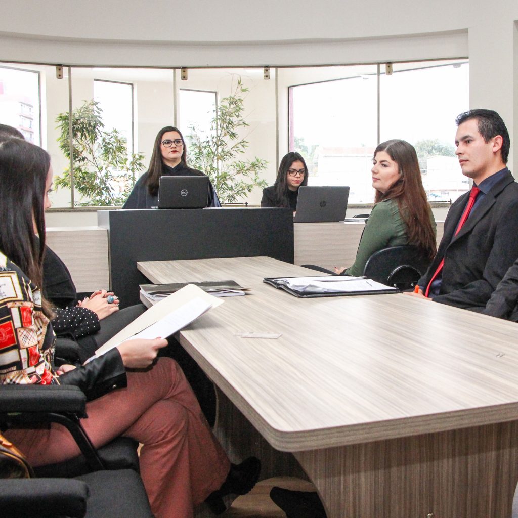 Acadêmicos de Direito participam de audiência simulada