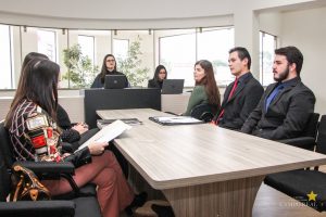 Acadêmicos de Direito participam de audiência simulada