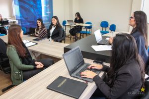 Acadêmicos de Direito participam de audiência simulada