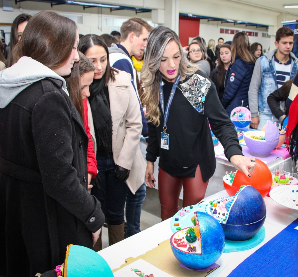 Acadêmicos promovem exposição de célula animal e vegetal