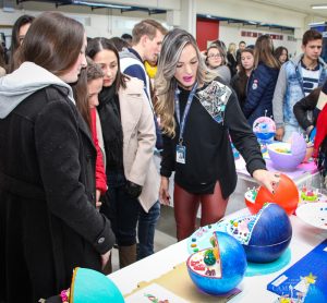 Acadêmicos promovem exposição de célula animal e vegetal