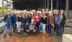 Acadêmicos realizam visita técnica em empresas de sistemas construtivos