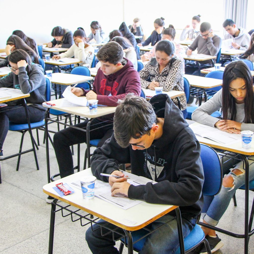 Campo Real reúne centenas de candidatos no Vestibular de Inverno