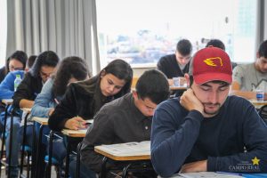 Campo Real reúne centenas de candidatos no Vestibular de Inverno