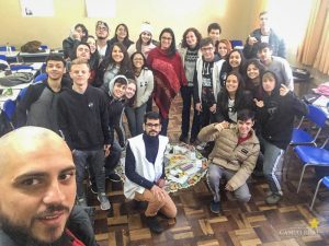 Levando práticas de Justiça Restaurativa à comunidade, o Projeto de Extensão Restaurar, do Centro Universitário Campo Real, que faz parte do Programa de Extensão Justiça em Campo, vem desenvolvendo ações tanto no Centro de Práticas Restaurativas, no Escritório de Prática Jurídica, como também na comunidade. Em parceria com a Secretaria Municipal de Políticas Públicas para Mulheres, colaborando no Projeto Lei Maria da Penha nas Escola, os voluntários do Projeto Restaurar realizam círculos restaurativos com pais de alunos de escolas municipais, promovendo reflexão sobre relações familiares e violência contra a mulher. Os círculos mais recentes ocorreram nas escolas Hipolita Nunes Oliveira e Dalila Haenisch Teixeira. São também desenvolvidos círculos com adolescentes, como foi o caso de turmas do terceiro ano do Colégio Estadual Visconde de Guarapuava, em que, a convite da direção da escola, foram trabalhados círculos sobre autoestima, respeito e relacionamentos. De acordo com a professora Merielle Camilo, que acompanhou a atividades com os alunos, a cultura da paz é essencial para a construção de um mundo melhor. Há ainda os círculos envolvendo homens autores de violência, fruto de convênio com o Tribunal de Justiça do Paraná e encaminhamentos das varas criminais de Guarapuava. O Projeto Restaurar é conduzido pelas professoras Juliana Maluf, Viviane Batista e Patricia Melhem Rosas, todas também facilitadoras de práticas restaurativas.