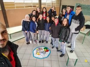 Levando práticas de Justiça Restaurativa à comunidade, o Projeto de Extensão Restaurar, do Centro Universitário Campo Real, que faz parte do Programa de Extensão Justiça em Campo, vem desenvolvendo ações tanto no Centro de Práticas Restaurativas, no Escritório de Prática Jurídica, como também na comunidade. Em parceria com a Secretaria Municipal de Políticas Públicas para Mulheres, colaborando no Projeto Lei Maria da Penha nas Escola, os voluntários do Projeto Restaurar realizam círculos restaurativos com pais de alunos de escolas municipais, promovendo reflexão sobre relações familiares e violência contra a mulher. Os círculos mais recentes ocorreram nas escolas Hipolita Nunes Oliveira e Dalila Haenisch Teixeira. São também desenvolvidos círculos com adolescentes, como foi o caso de turmas do terceiro ano do Colégio Estadual Visconde de Guarapuava, em que, a convite da direção da escola, foram trabalhados círculos sobre autoestima, respeito e relacionamentos. De acordo com a professora Merielle Camilo, que acompanhou a atividades com os alunos, a cultura da paz é essencial para a construção de um mundo melhor. Há ainda os círculos envolvendo homens autores de violência, fruto de convênio com o Tribunal de Justiça do Paraná e encaminhamentos das varas criminais de Guarapuava. O Projeto Restaurar é conduzido pelas professoras Juliana Maluf, Viviane Batista e Patricia Melhem Rosas, todas também facilitadoras de práticas restaurativas.