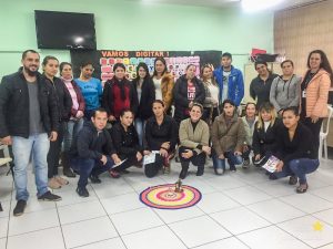 Levando práticas de Justiça Restaurativa à comunidade, o Projeto de Extensão Restaurar, do Centro Universitário Campo Real, que faz parte do Programa de Extensão Justiça em Campo, vem desenvolvendo ações tanto no Centro de Práticas Restaurativas, no Escritório de Prática Jurídica, como também na comunidade. Em parceria com a Secretaria Municipal de Políticas Públicas para Mulheres, colaborando no Projeto Lei Maria da Penha nas Escola, os voluntários do Projeto Restaurar realizam círculos restaurativos com pais de alunos de escolas municipais, promovendo reflexão sobre relações familiares e violência contra a mulher. Os círculos mais recentes ocorreram nas escolas Hipolita Nunes Oliveira e Dalila Haenisch Teixeira. São também desenvolvidos círculos com adolescentes, como foi o caso de turmas do terceiro ano do Colégio Estadual Visconde de Guarapuava, em que, a convite da direção da escola, foram trabalhados círculos sobre autoestima, respeito e relacionamentos. De acordo com a professora Merielle Camilo, que acompanhou a atividades com os alunos, a cultura da paz é essencial para a construção de um mundo melhor. Há ainda os círculos envolvendo homens autores de violência, fruto de convênio com o Tribunal de Justiça do Paraná e encaminhamentos das varas criminais de Guarapuava. O Projeto Restaurar é conduzido pelas professoras Juliana Maluf, Viviane Batista e Patricia Melhem Rosas, todas também facilitadoras de práticas restaurativas.