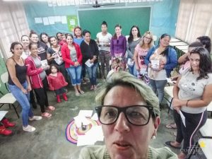 Levando práticas de Justiça Restaurativa à comunidade, o Projeto de Extensão Restaurar, do Centro Universitário Campo Real, que faz parte do Programa de Extensão Justiça em Campo, vem desenvolvendo ações tanto no Centro de Práticas Restaurativas, no Escritório de Prática Jurídica, como também na comunidade. Em parceria com a Secretaria Municipal de Políticas Públicas para Mulheres, colaborando no Projeto Lei Maria da Penha nas Escola, os voluntários do Projeto Restaurar realizam círculos restaurativos com pais de alunos de escolas municipais, promovendo reflexão sobre relações familiares e violência contra a mulher. Os círculos mais recentes ocorreram nas escolas Hipolita Nunes Oliveira e Dalila Haenisch Teixeira. São também desenvolvidos círculos com adolescentes, como foi o caso de turmas do terceiro ano do Colégio Estadual Visconde de Guarapuava, em que, a convite da direção da escola, foram trabalhados círculos sobre autoestima, respeito e relacionamentos. De acordo com a professora Merielle Camilo, que acompanhou a atividades com os alunos, a cultura da paz é essencial para a construção de um mundo melhor. Há ainda os círculos envolvendo homens autores de violência, fruto de convênio com o Tribunal de Justiça do Paraná e encaminhamentos das varas criminais de Guarapuava. O Projeto Restaurar é conduzido pelas professoras Juliana Maluf, Viviane Batista e Patricia Melhem Rosas, todas também facilitadoras de práticas restaurativas.