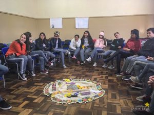 Levando práticas de Justiça Restaurativa à comunidade, o Projeto de Extensão Restaurar, do Centro Universitário Campo Real, que faz parte do Programa de Extensão Justiça em Campo, vem desenvolvendo ações tanto no Centro de Práticas Restaurativas, no Escritório de Prática Jurídica, como também na comunidade. Em parceria com a Secretaria Municipal de Políticas Públicas para Mulheres, colaborando no Projeto Lei Maria da Penha nas Escola, os voluntários do Projeto Restaurar realizam círculos restaurativos com pais de alunos de escolas municipais, promovendo reflexão sobre relações familiares e violência contra a mulher. Os círculos mais recentes ocorreram nas escolas Hipolita Nunes Oliveira e Dalila Haenisch Teixeira. São também desenvolvidos círculos com adolescentes, como foi o caso de turmas do terceiro ano do Colégio Estadual Visconde de Guarapuava, em que, a convite da direção da escola, foram trabalhados círculos sobre autoestima, respeito e relacionamentos. De acordo com a professora Merielle Camilo, que acompanhou a atividades com os alunos, a cultura da paz é essencial para a construção de um mundo melhor. Há ainda os círculos envolvendo homens autores de violência, fruto de convênio com o Tribunal de Justiça do Paraná e encaminhamentos das varas criminais de Guarapuava. O Projeto Restaurar é conduzido pelas professoras Juliana Maluf, Viviane Batista e Patricia Melhem Rosas, todas também facilitadoras de práticas restaurativas.