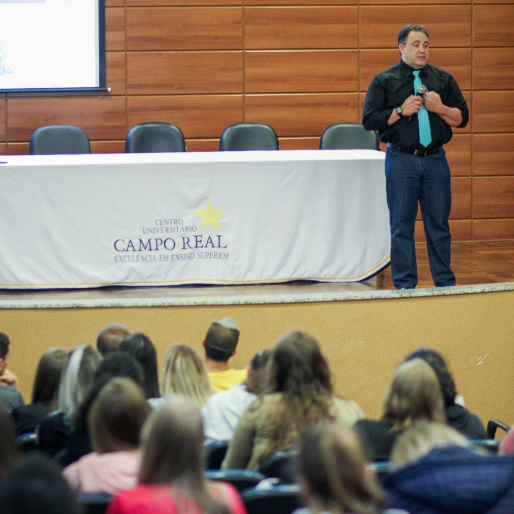 Acadêmicos de Biomedicina participam de aula inaugural