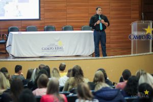 Acadêmicos de Biomedicina participam de aula inaugural