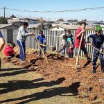 Acadêmicos de Eng. Agronômica constroem horta em escola municipal