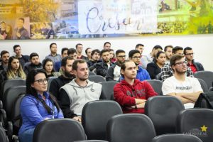 Acadêmicos de Engenharia Civil participam de aula inaugural