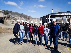 Acadêmicos de Engenharia Civil realizam visita técnica ao Grupo Itax