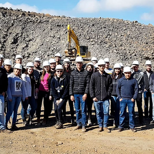 Acadêmicos de Engenharia Civil realizam visita técnica ao Grupo Itax