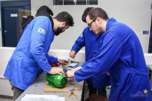 Acadêmicos desenvolvem experimentos com máquinas elétricas