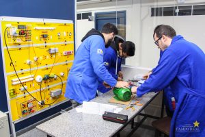 Acadêmicos desenvolvem experimentos com máquinas elétricas