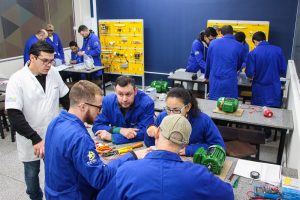 Acadêmicos desenvolvem experimentos com máquinas elétricas