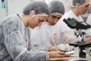 Estudantes do Colégio Lobo participam de oficinas