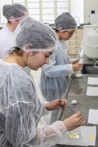 Estudantes do Colégio Lobo participam de oficinas