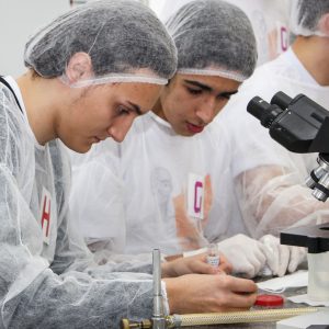 Estudantes do Colégio Lobo participam de oficinas